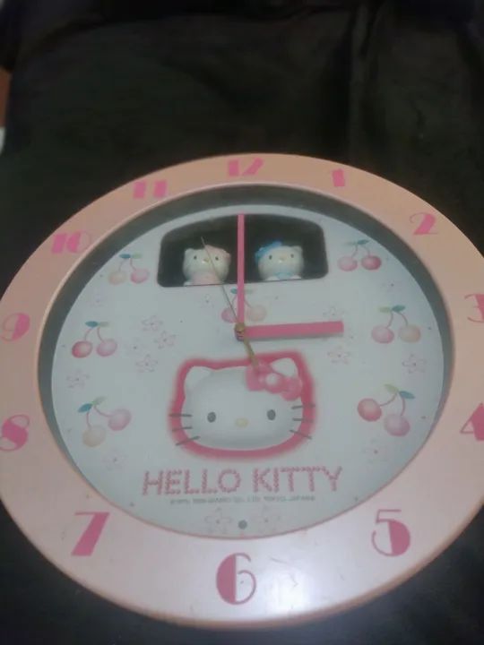 Relógio Hello Kitty toca musica e gira a boneca- Decorativo - Foto 2
