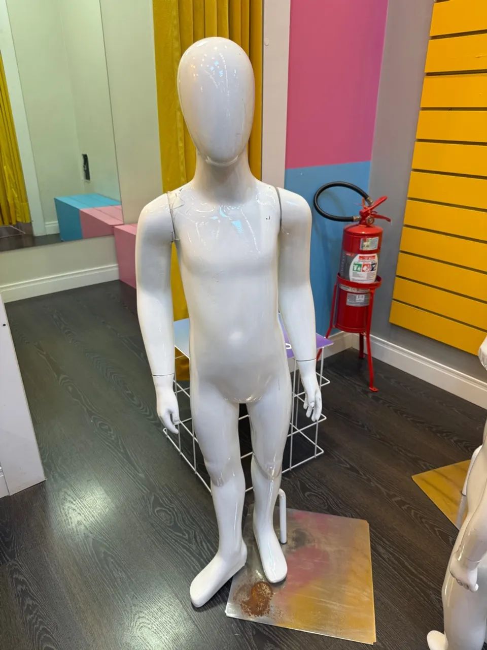 Manequim Infantil Branco Brilhante - Foto 2