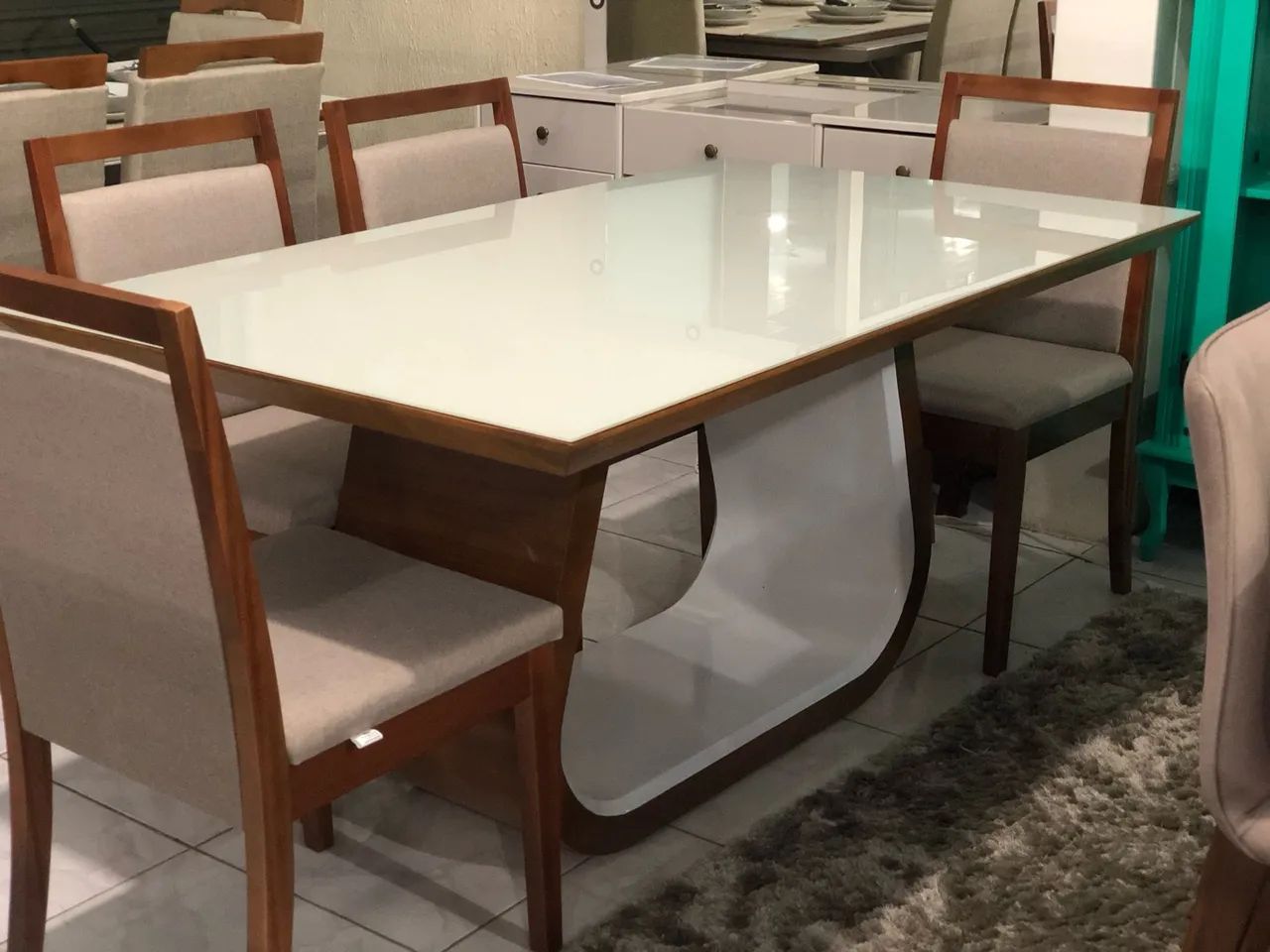Mesa de Jantar Elegante com Cadeiras de madeira  - Foto 3