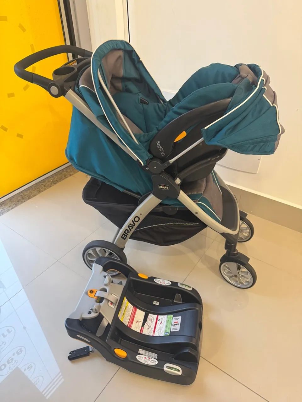 Carrinho, bebê conforto e base chicco 