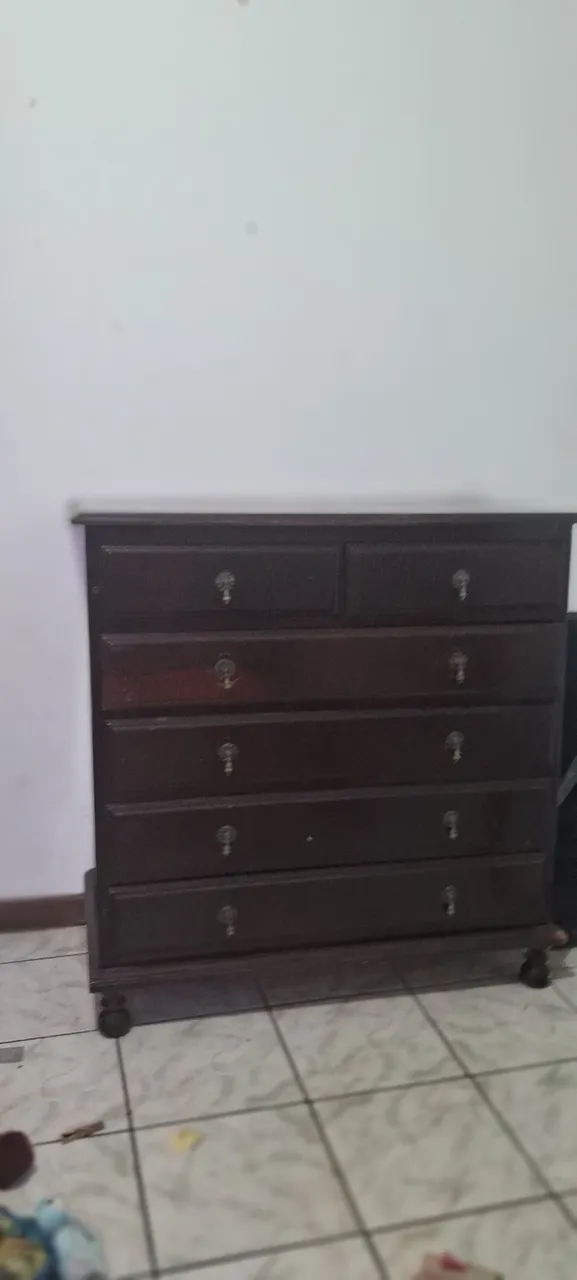 Cômoda de madeira com 6 gavetas