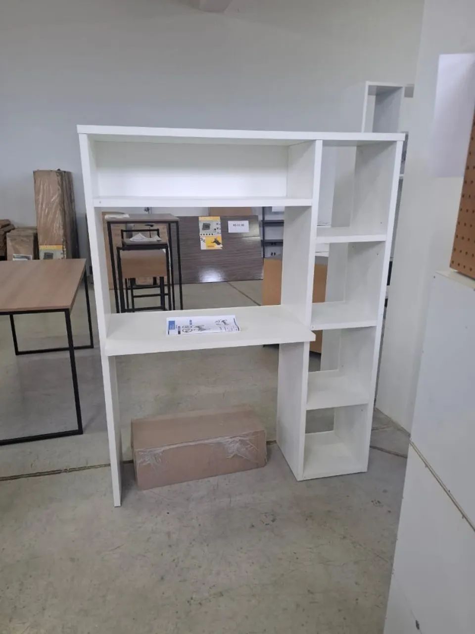 Estante e escrivaninha tok stok na caixa.