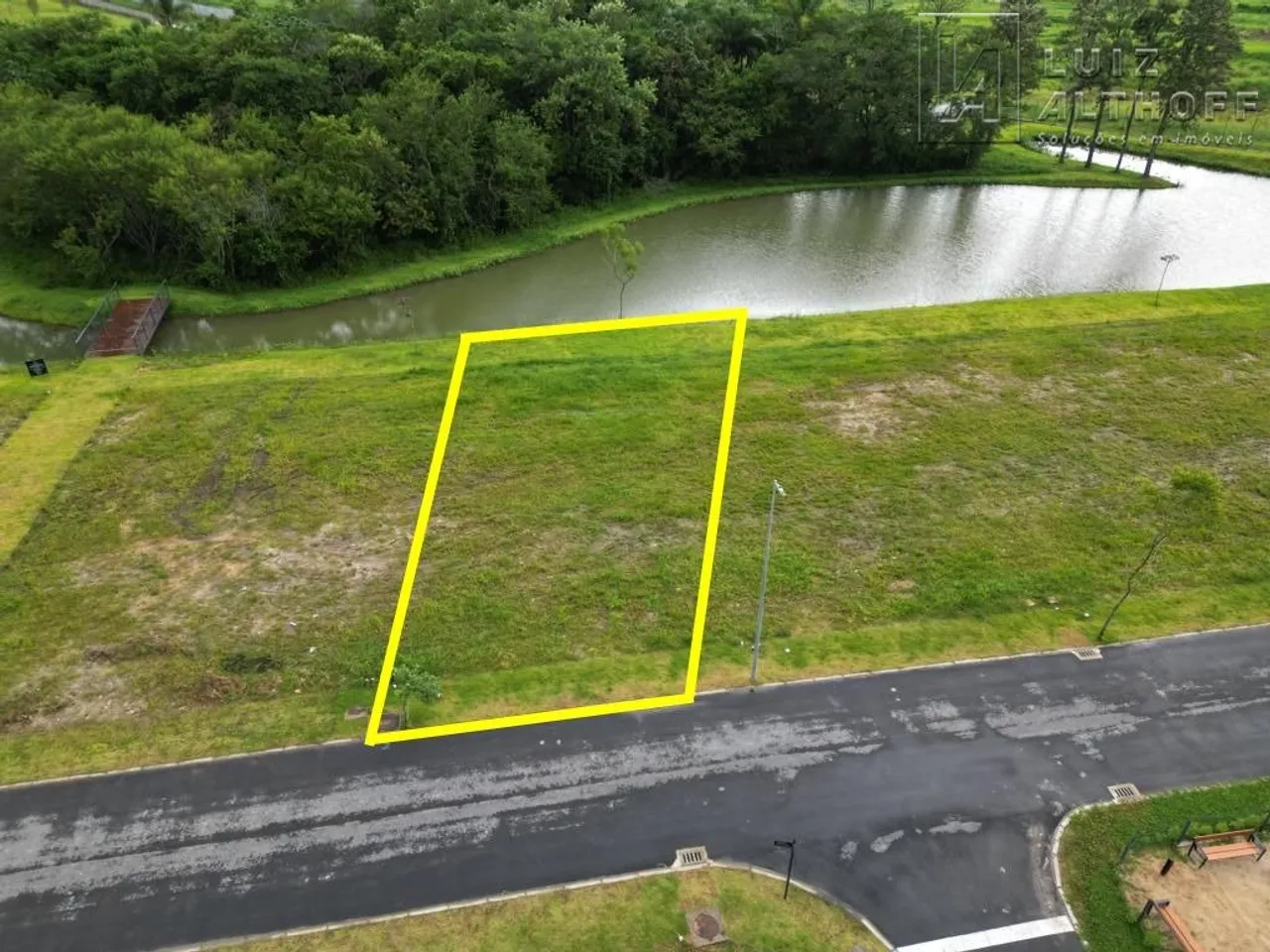 Lote à venda no condomínio Reserva da Pedra com fundos lago e APP - Pedra Branca, Palhoça/