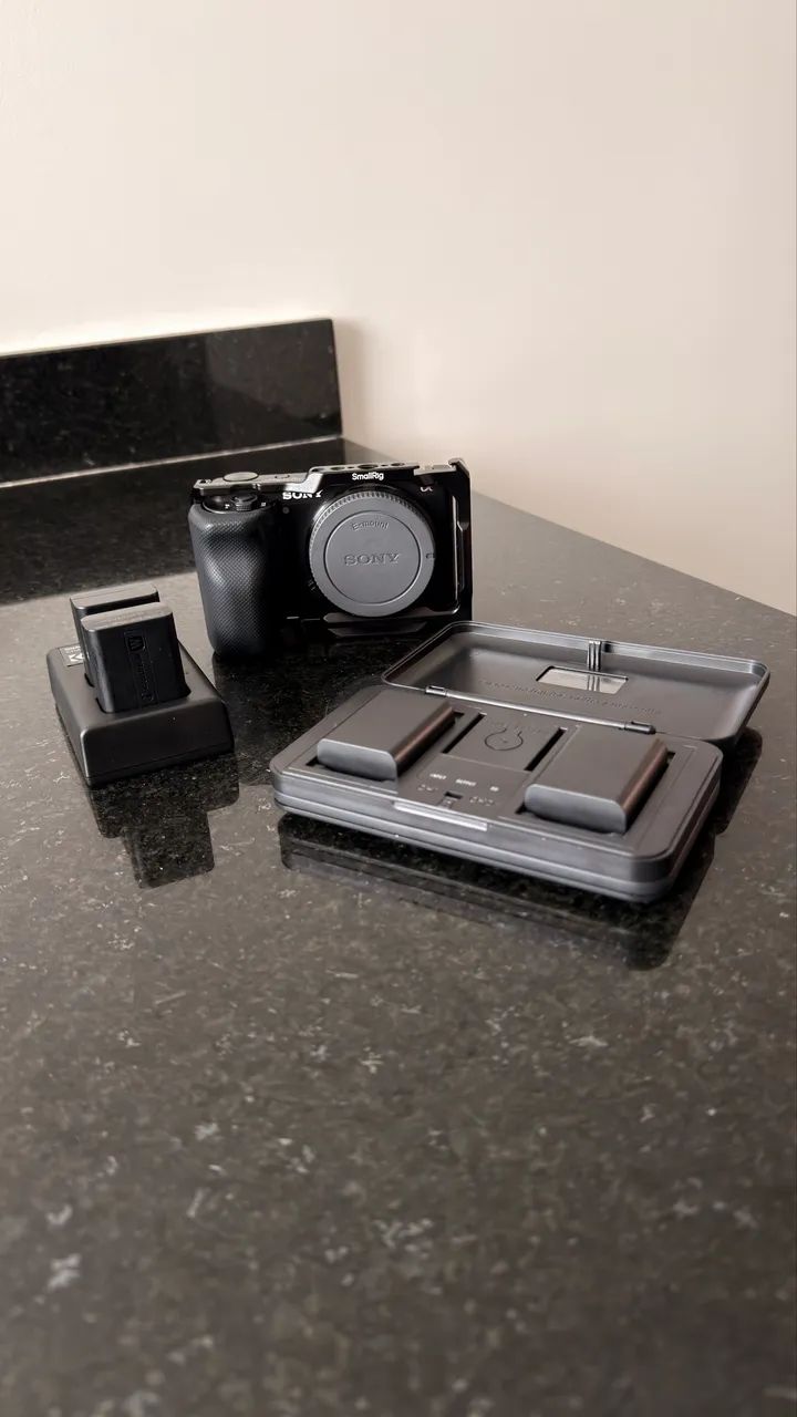 Sony ZVE-10 Semi-nova, com 4 BATERIAS e com CAGE