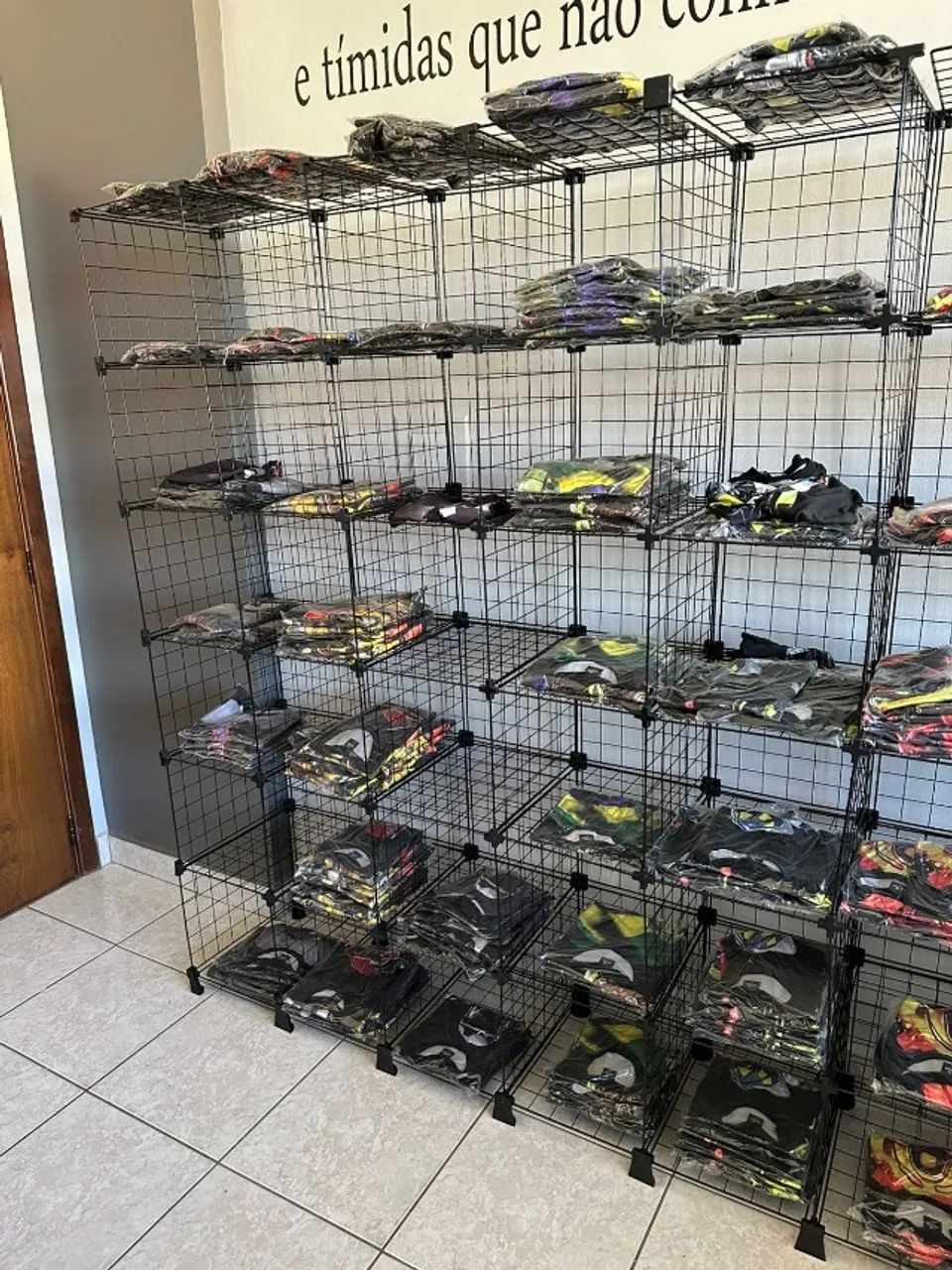 Estante Colmeia Prateleira Aramado 60 Nichos Estoque Loja Cor Tela Preta  - Foto 2