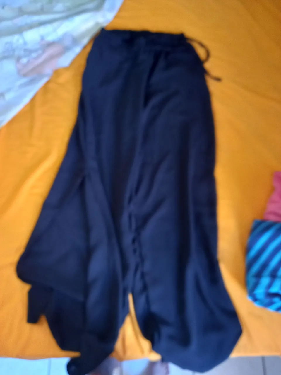 Calça com fenda lateral