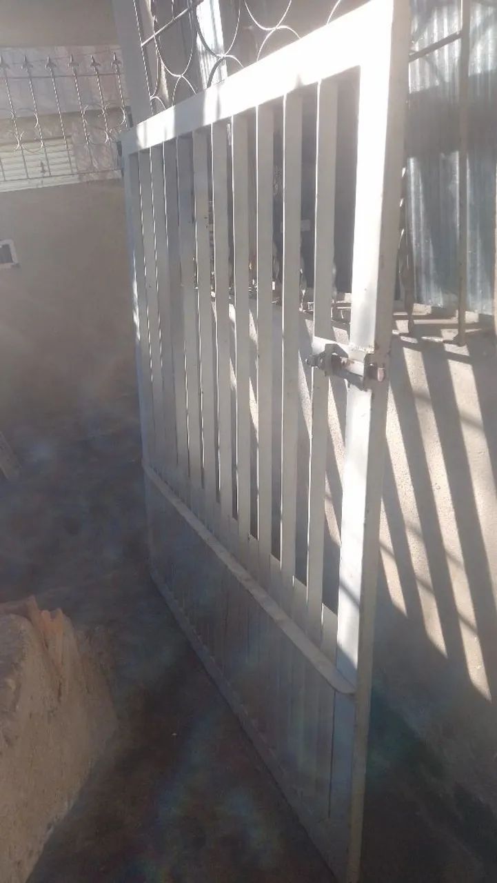 Portão feito de barra chata,em perfeito estado so estalar medindo 1,35x1,50