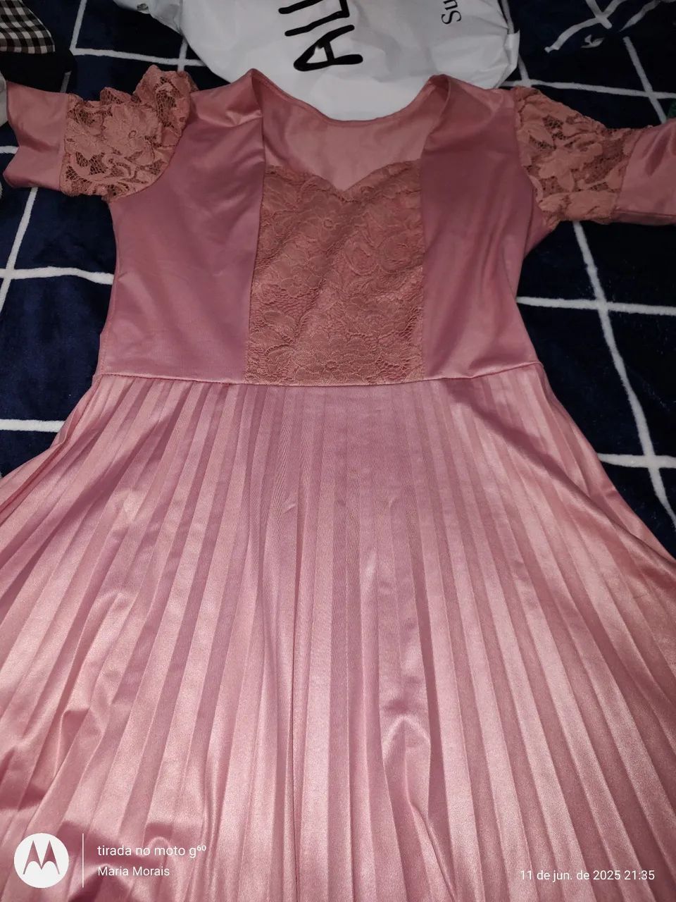 Vestido Rosa com Detalhe em Renda - Foto 3
