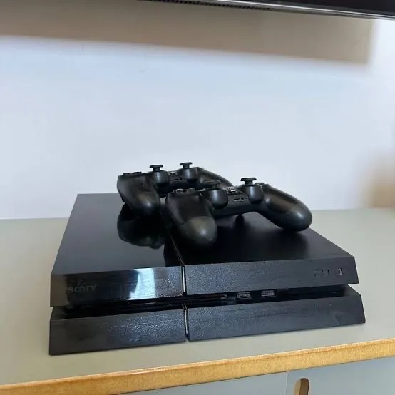 Playstation 4 com 2 Controles