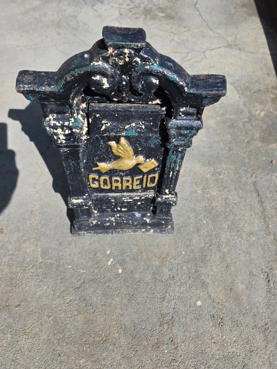 Caixa de correio antiga em ferro fundido