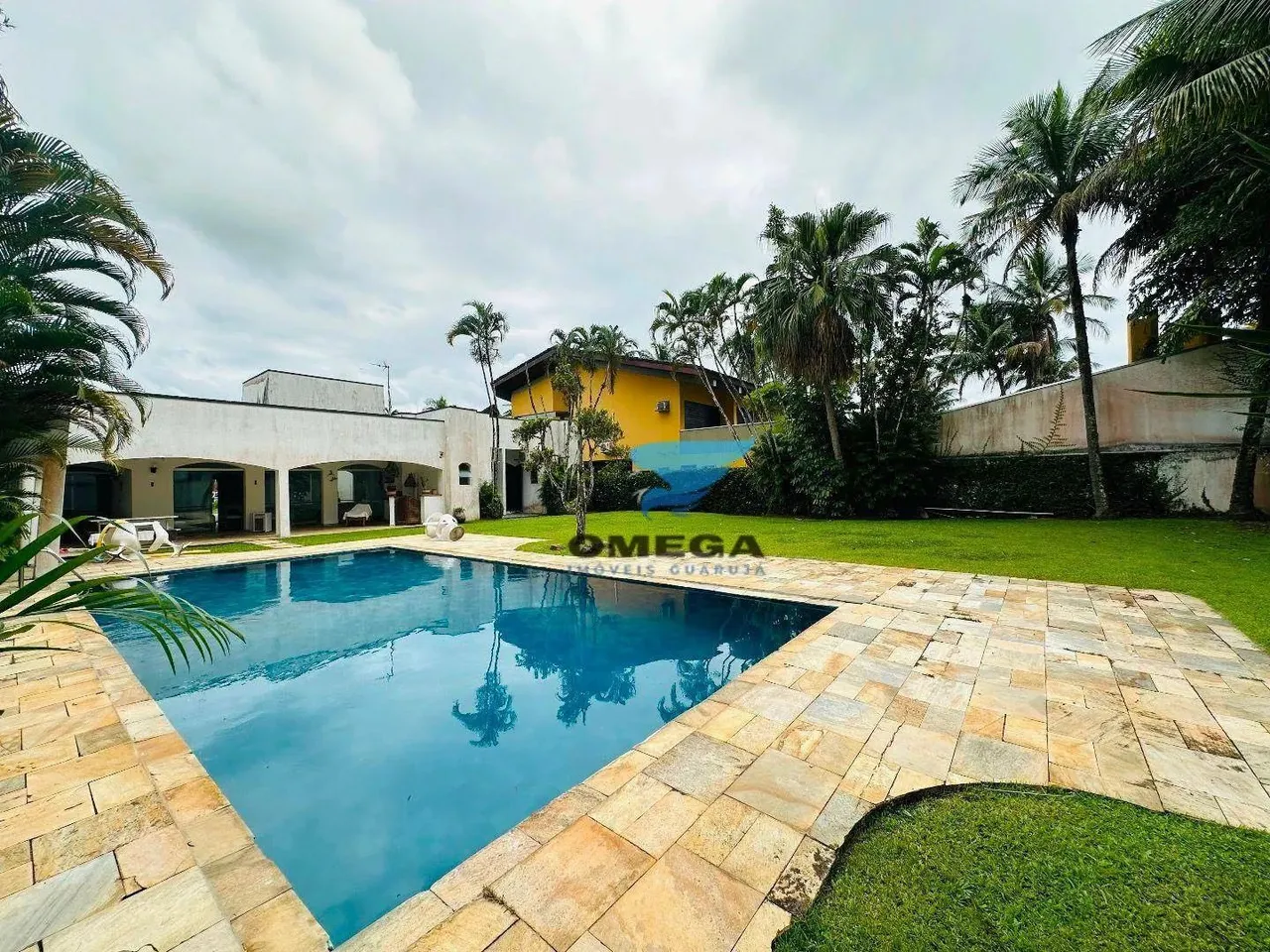 Casa à venda em Condomínio Jardim Acapulco no Guarujá | Omega Imóveis