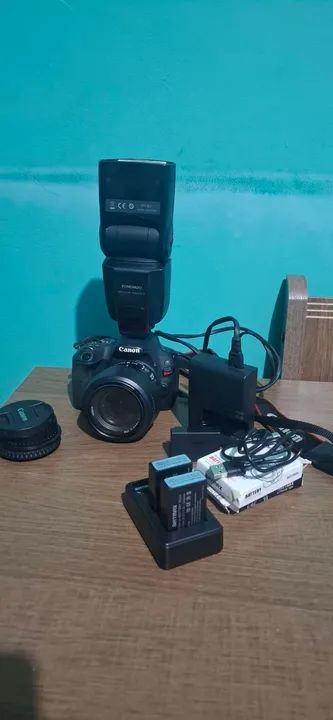 Câmera Canon DSLR com Flash e Acessórios