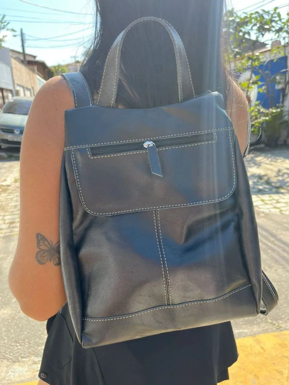 Mochila de Couro Preta Elegante e Espaçosa - Foto 3