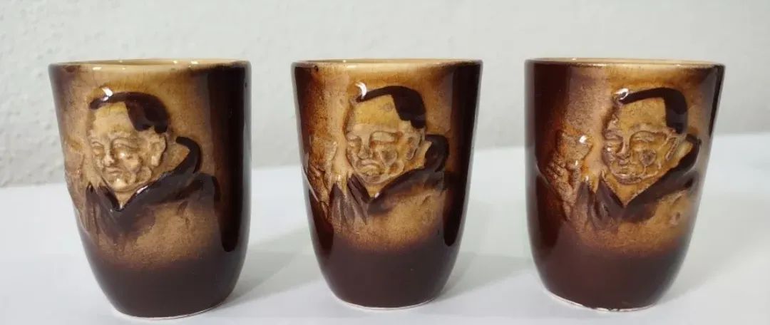 Garrafa Cerâmica Esmaltada Alto Relevo Frade 3 Copinhos  - Foto 3