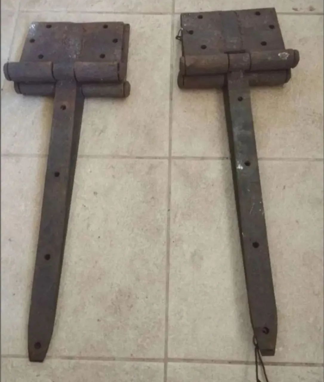Dobradiça de ferro antiga, grande e robusta - Foto 2