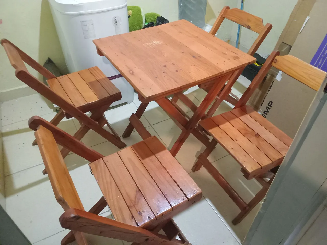 Conjunto de Mesa e Cadeiras de Madeira Dobráveis