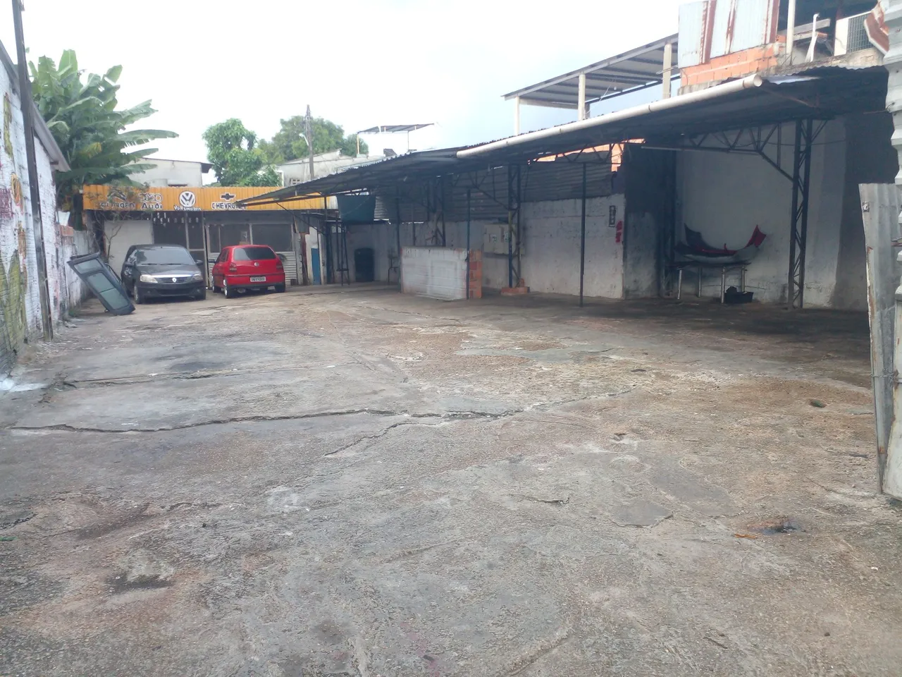 Alugo terreno grande em área comercial