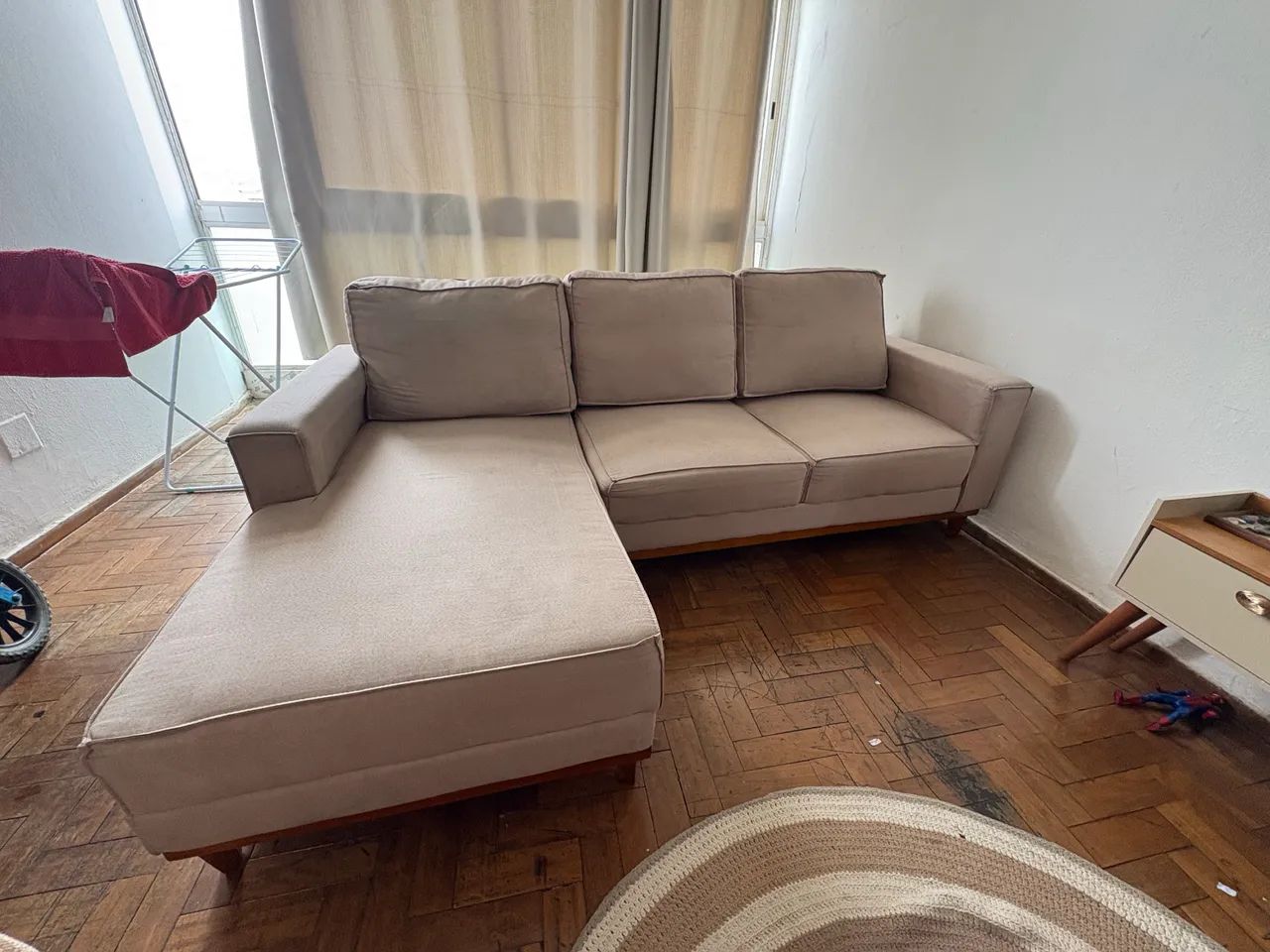 Sofa with chaise64301925763203122