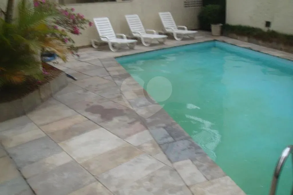 Studio em Higienópolis. Tem 37 metros quadrados, prédio c piscina.