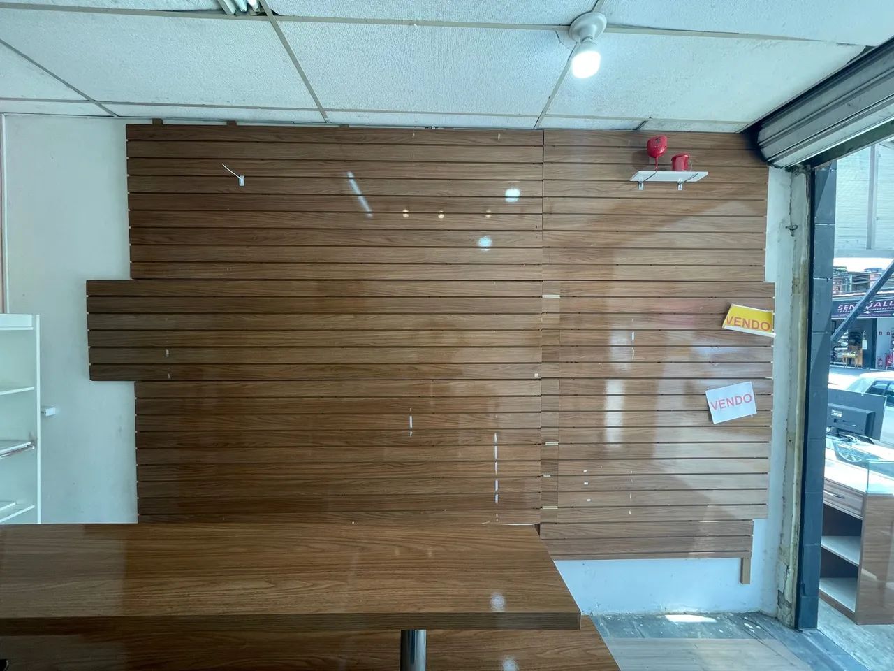 Painel canelado madeira para loja