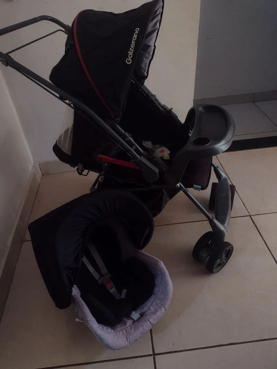 Carrinho com bebê conforto Galzerano 