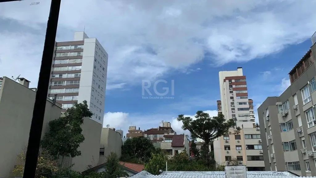 Apto. com 2 dormitórios, amplo living para 2 ambientes com sacada integrada, banheiro soci - Foto 2