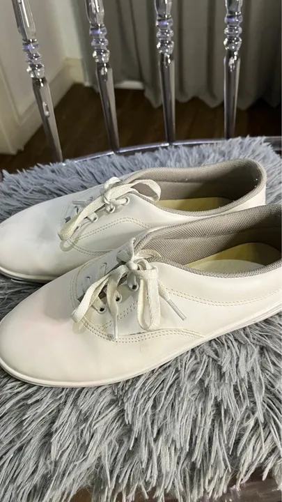 Tênis Branco simples casual.