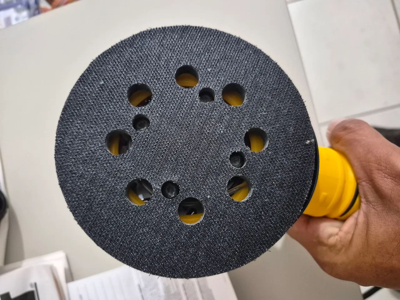 Lixadeira Profissional Roto Orbital 5 Pol.  DEWALT-DWE6421 127v - Foto 3