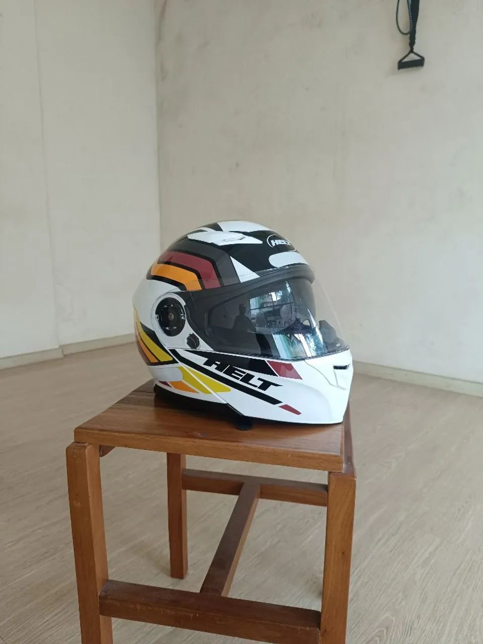 Capacete Helt Escamoteável com viseira solar interna branco tamanho 58 pouco usado - Foto 2