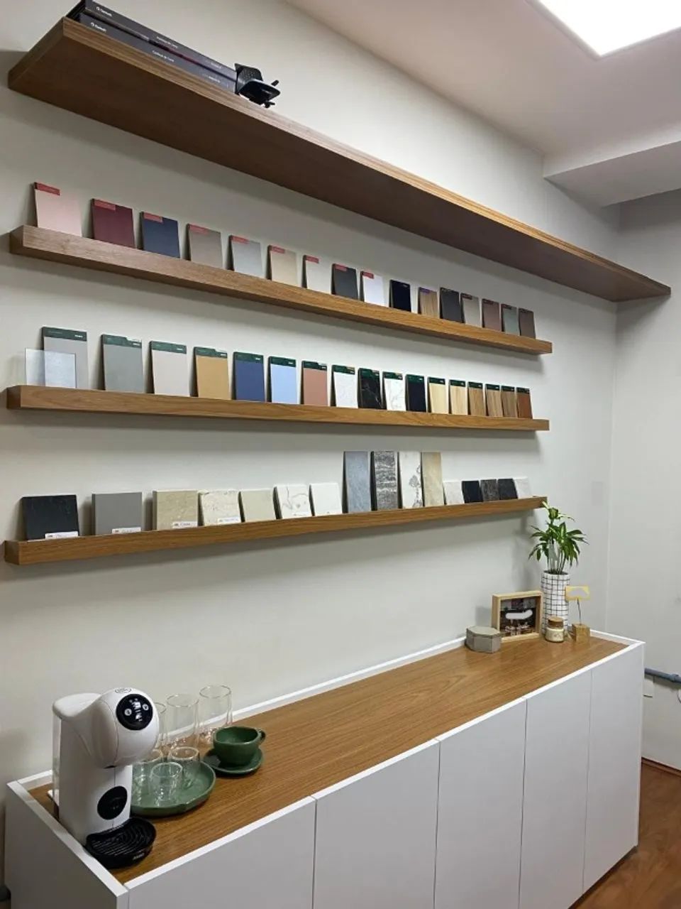 Conjunto escritório: Mesa para 4 pessoas + Aparador + Prateleiras - Foto 3