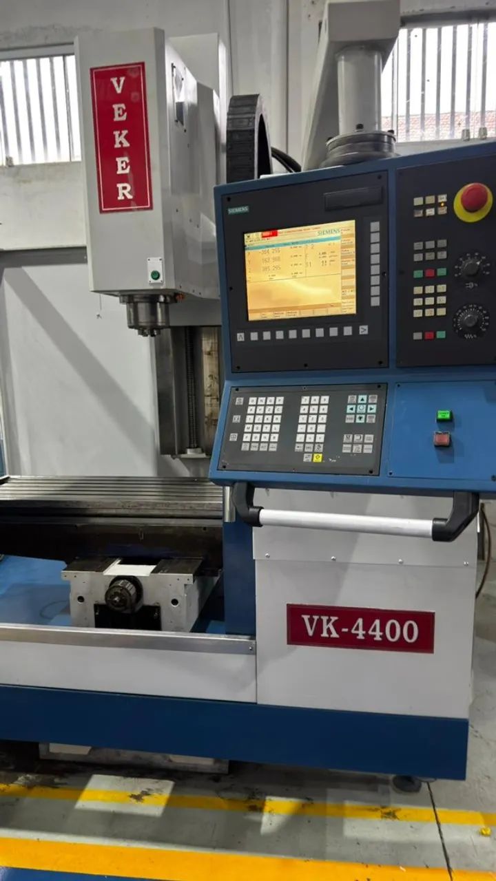 FRESADORA CNC VEKER 4400 C/ SIEMENS 1000 X 500 X 500 - Máquinas