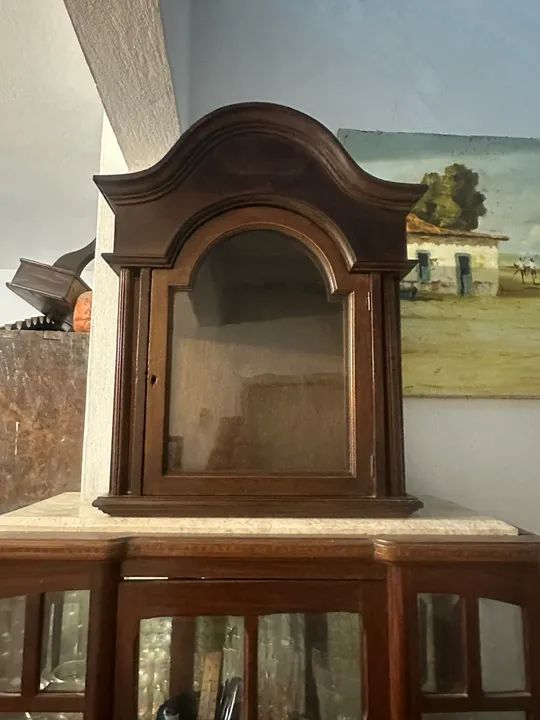 Oratório antigo em madeira.