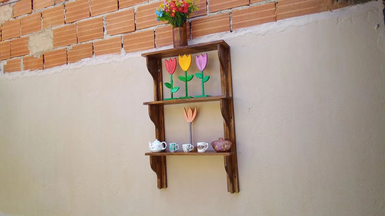 Prateleira de madeira rústica com tulipas decorativas