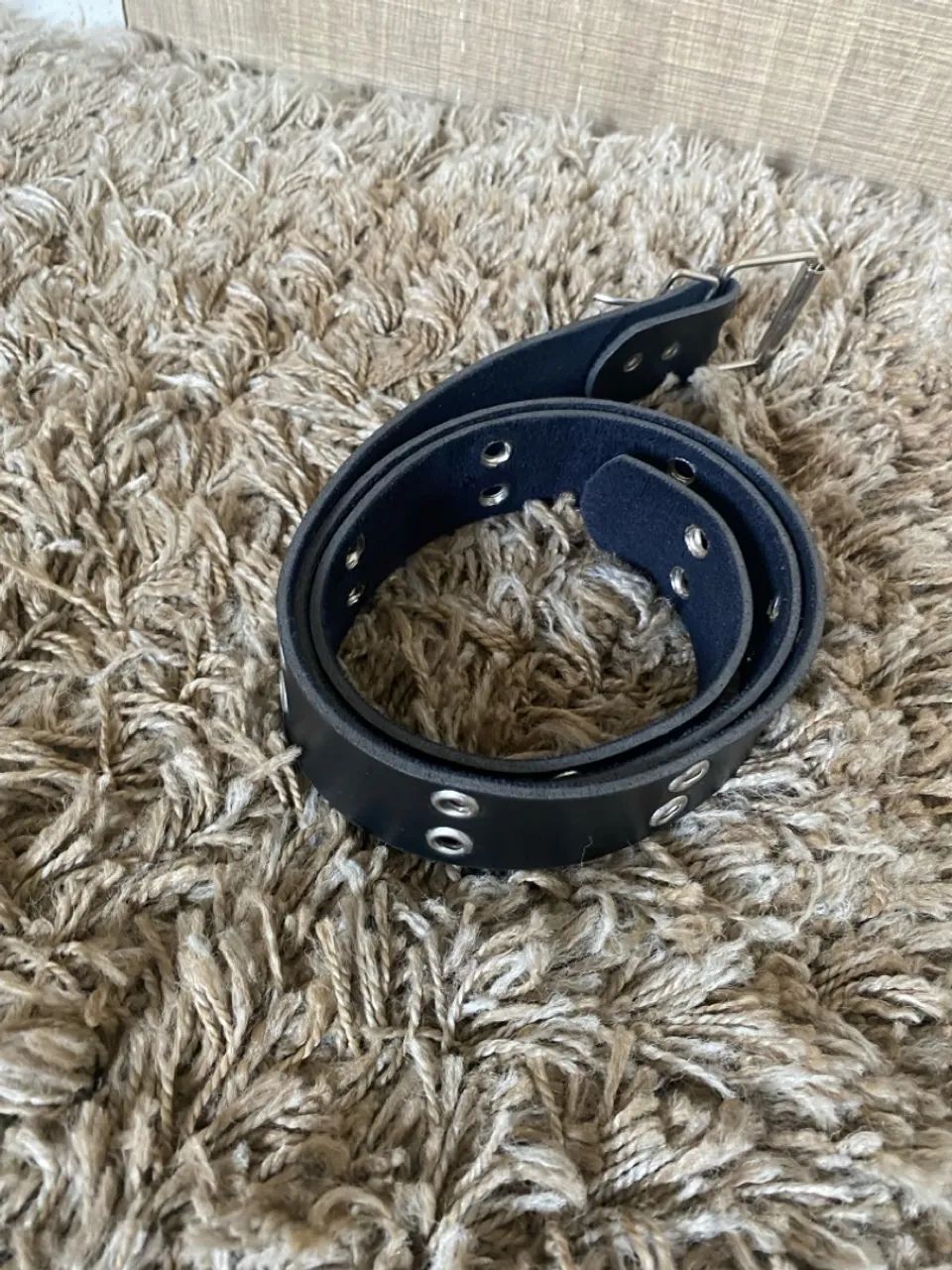 Cinto de couro preto com ilhós - Foto 2