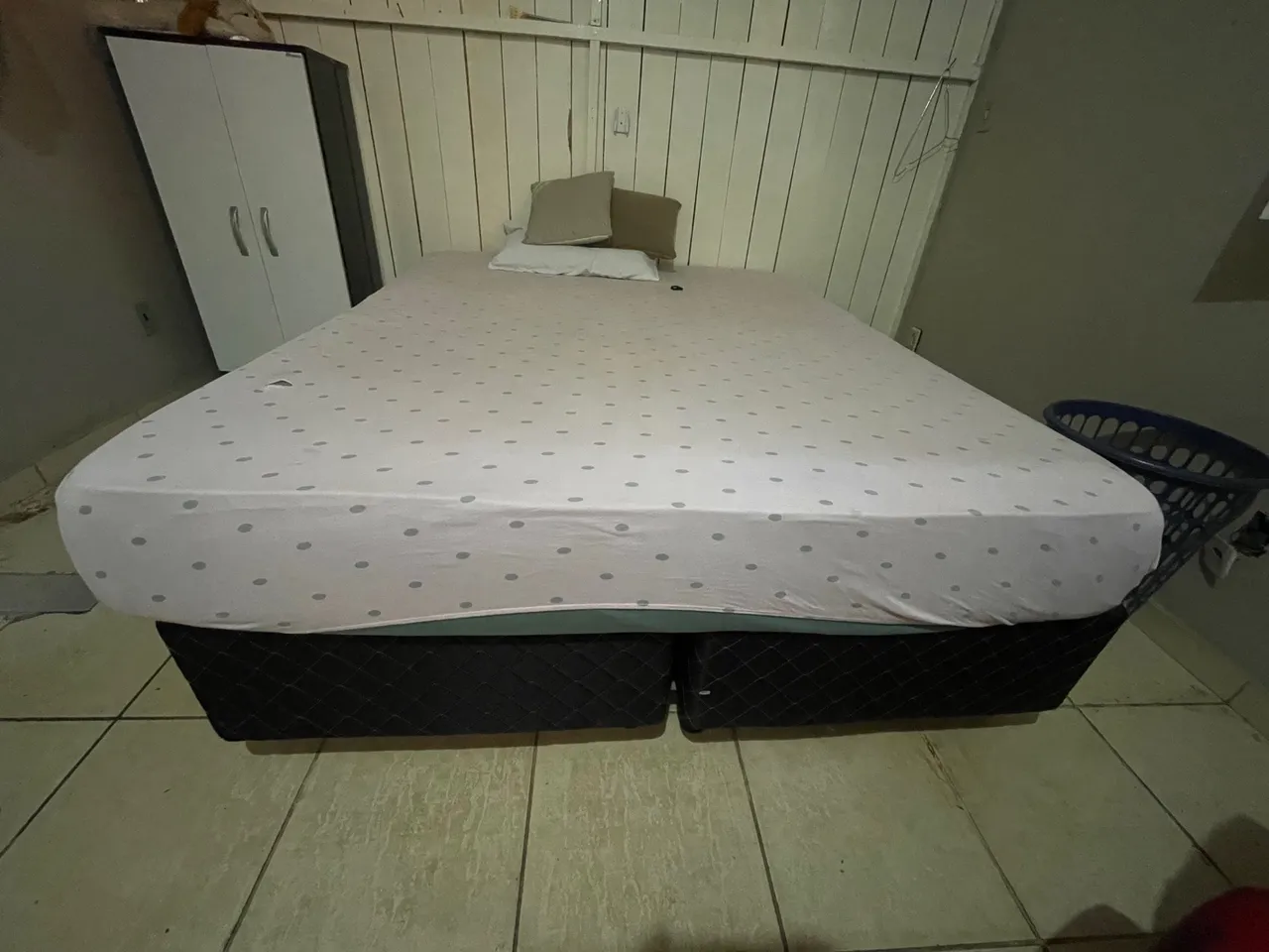 Cama de Casal com colchão Queen