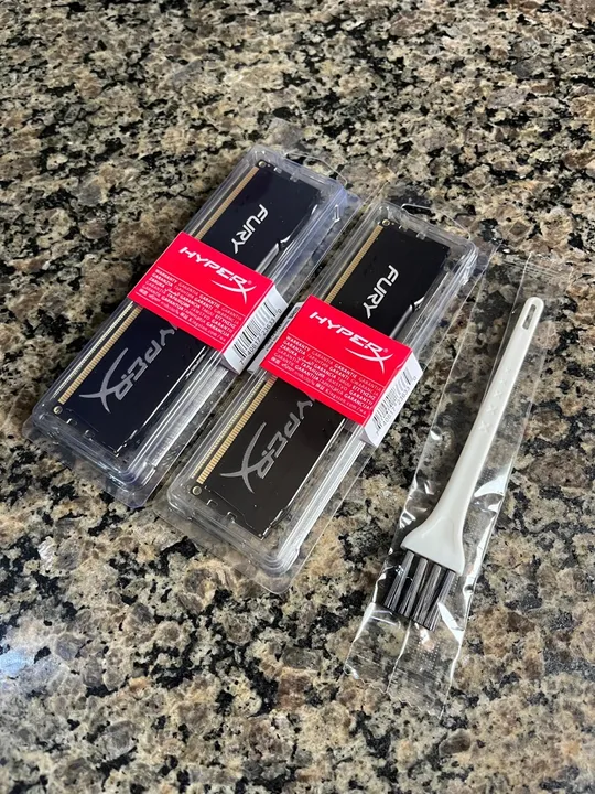 Duas memórias RAM HyperX 8 GB