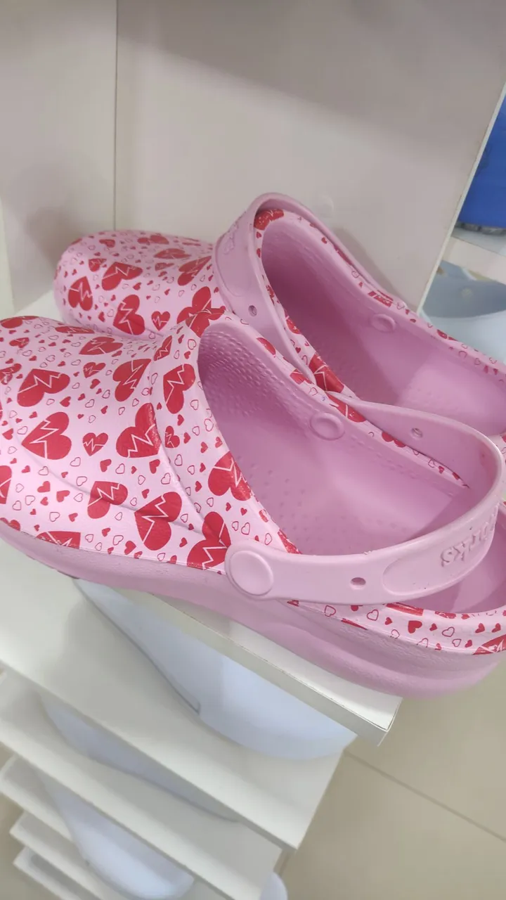Chinelos Crocs de Segurança com Estampa de Corações