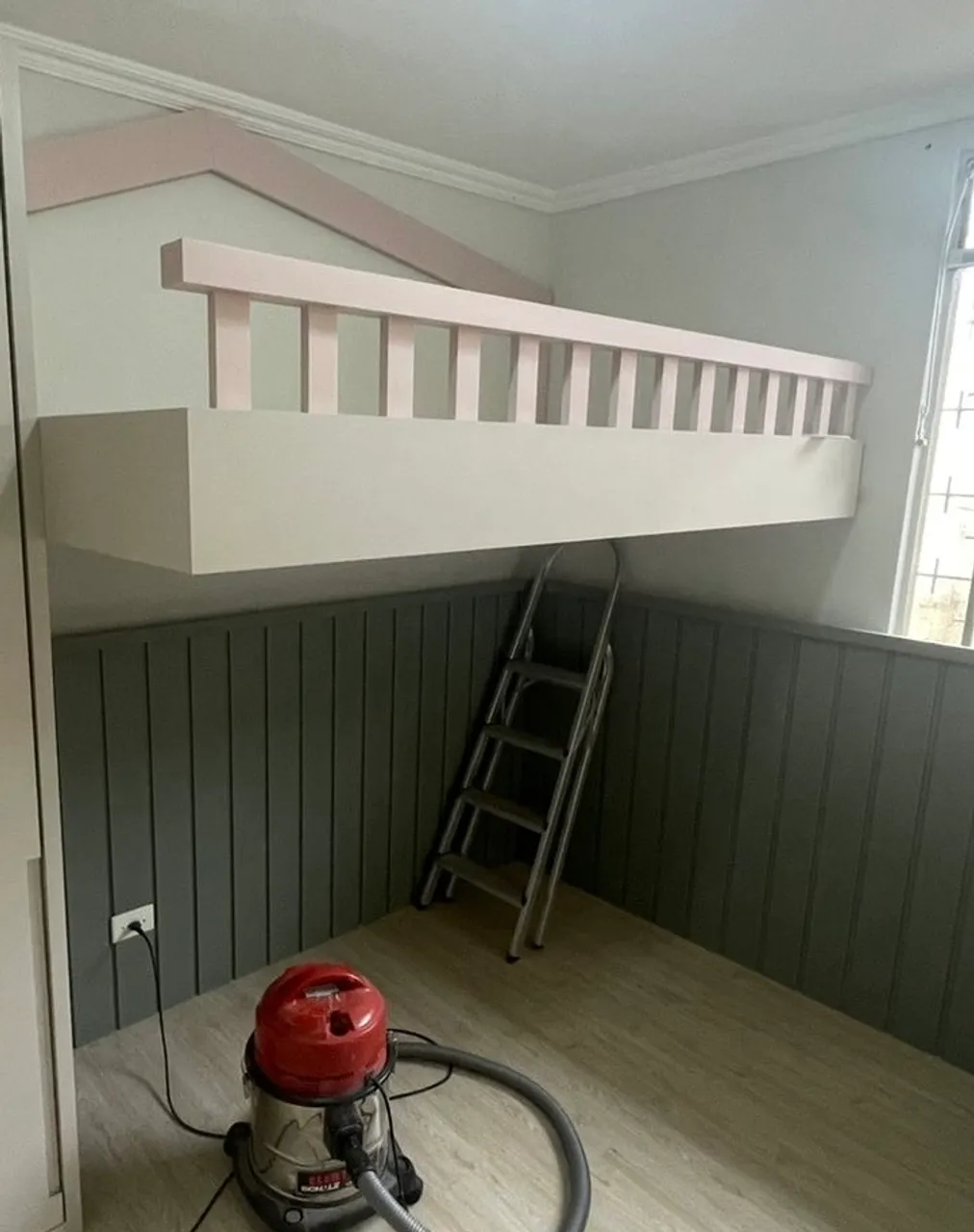 Cama Beliche suspensa Personalizada com Design Moderno