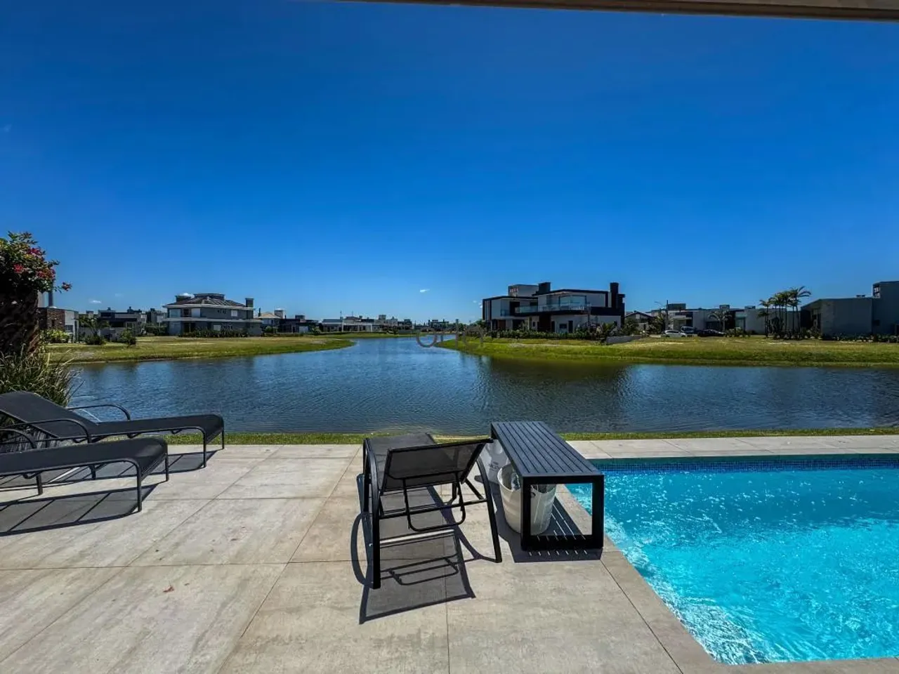 Casa beira lago mobiliada com 04 suítes e piscina á venda - Condomínio Riviera Xangri-Lá R