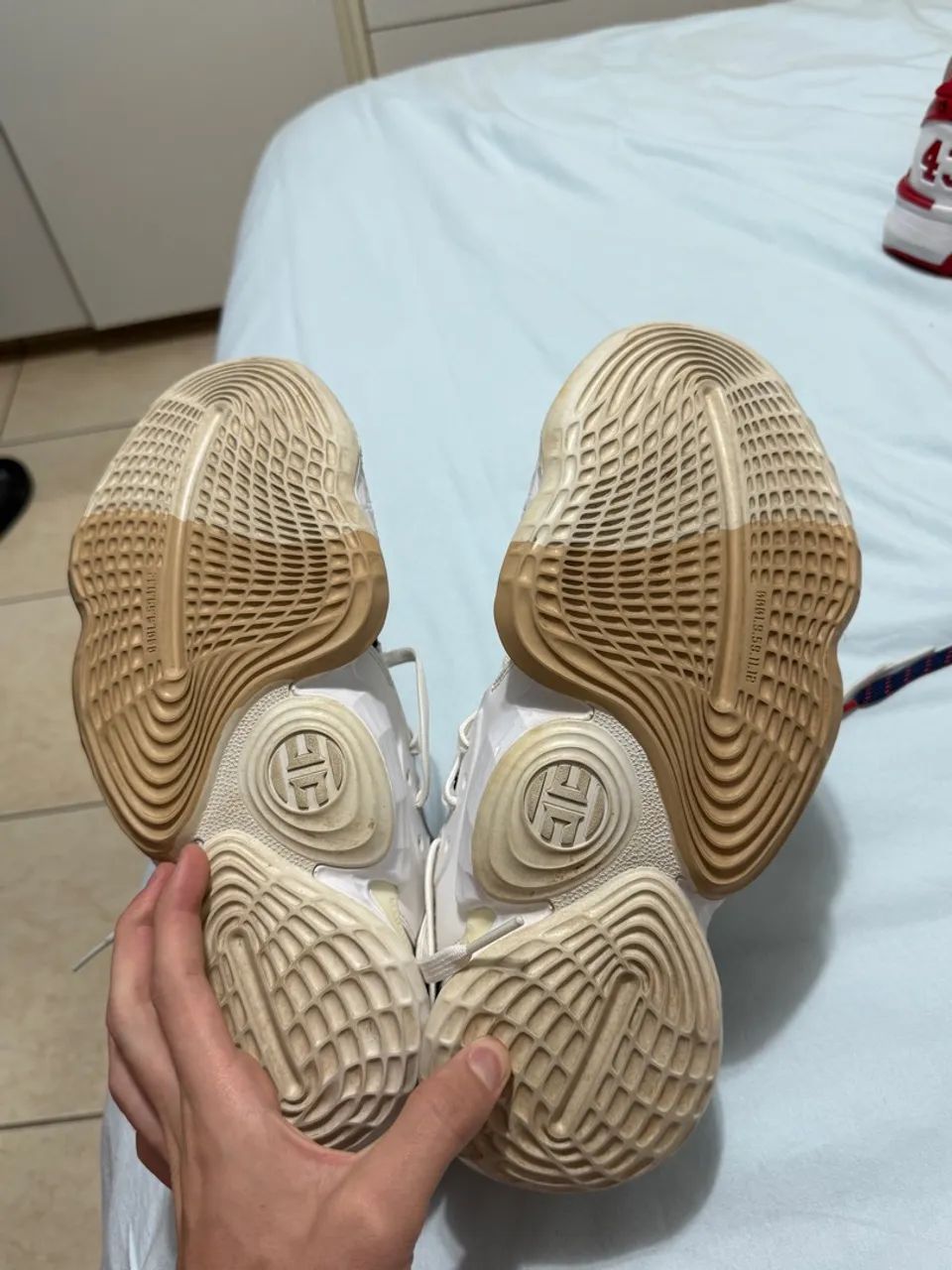 Tênis adidas harden vol. 4 cookies and cream - Tam. 42,5 (tênis de basquete ou vôlei) - Foto 2