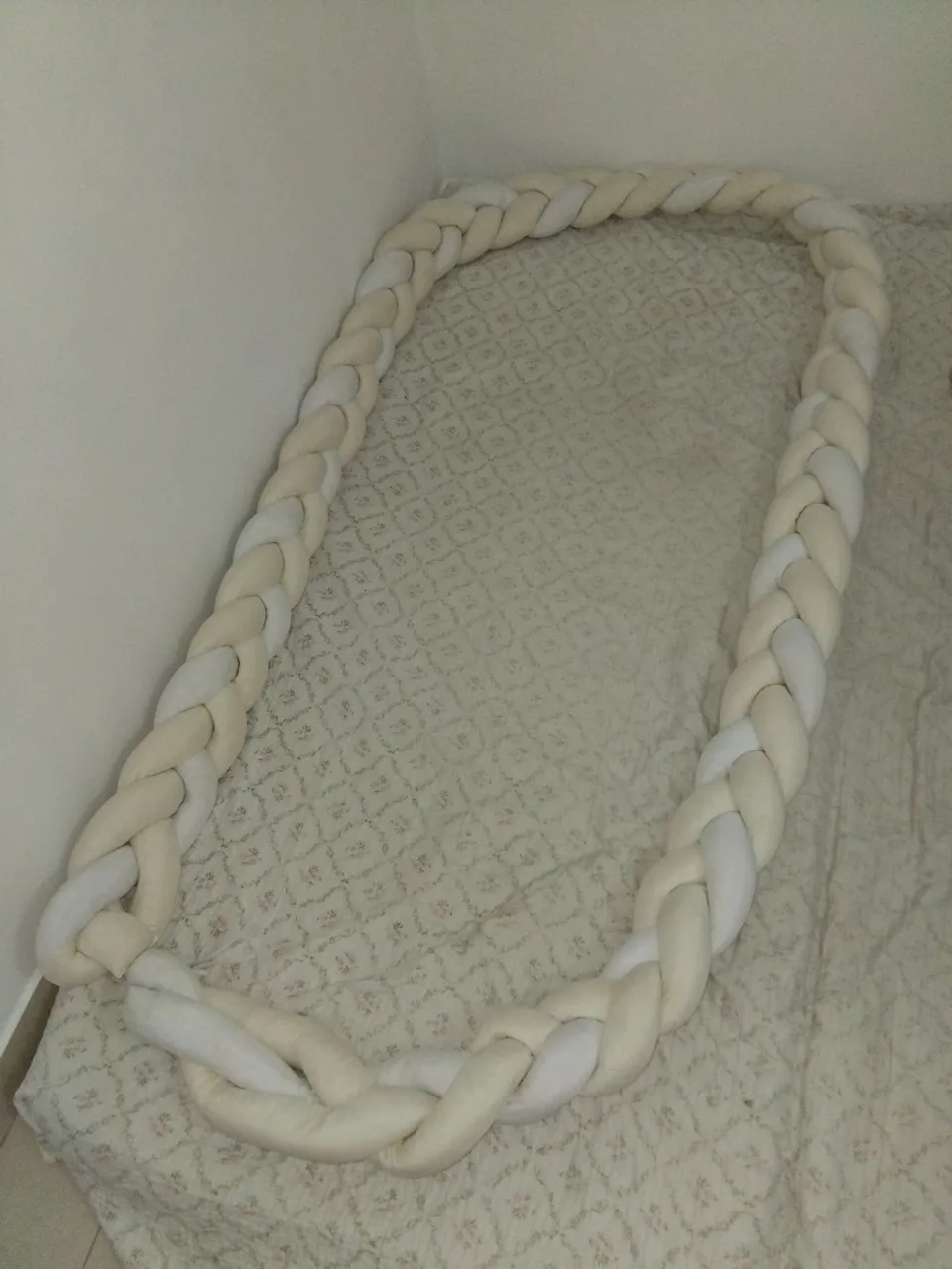 Protetor de cama trançado para bebê