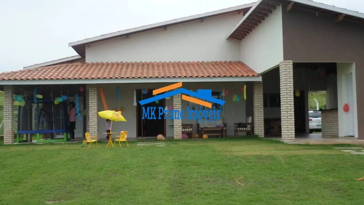 Linda Chácara com 3 Dormitórios, Piscina e Campo de Futebol.