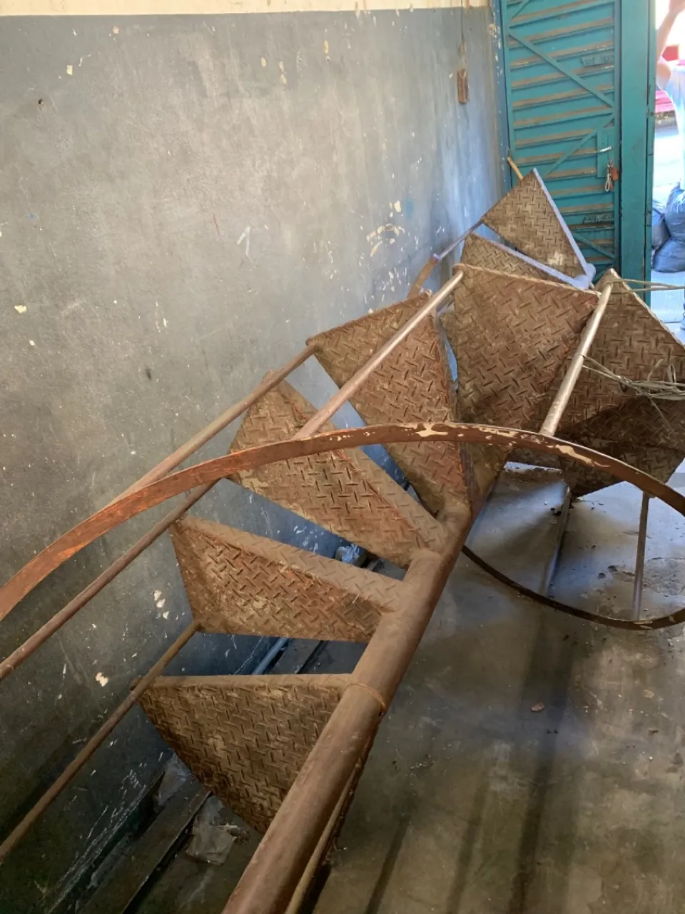 Escada caracol ferro com corrimão 3,88 mts e 1,25 Diâmetro