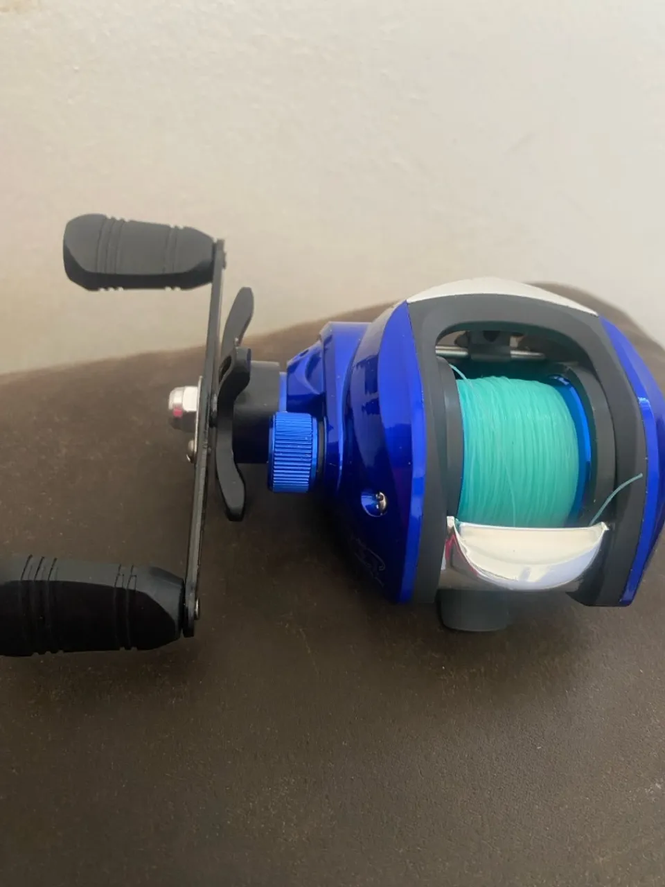 Carretilha de Pesca Azul - lado esquerdo