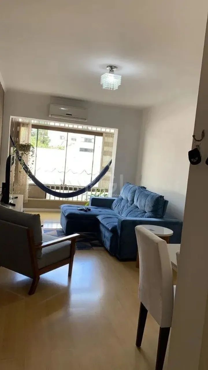 Apto. com 2 dormitórios, amplo living para 2 ambientes com sacada integrada, banheiro soci - Foto 3