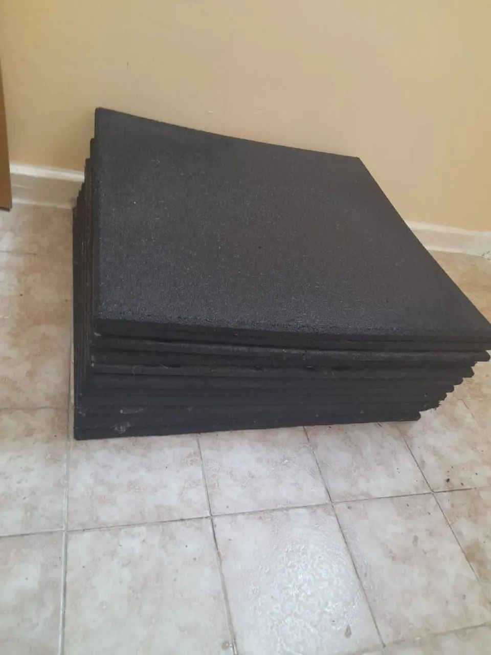 Piso emborrachado 50 x 50 cm para academia
