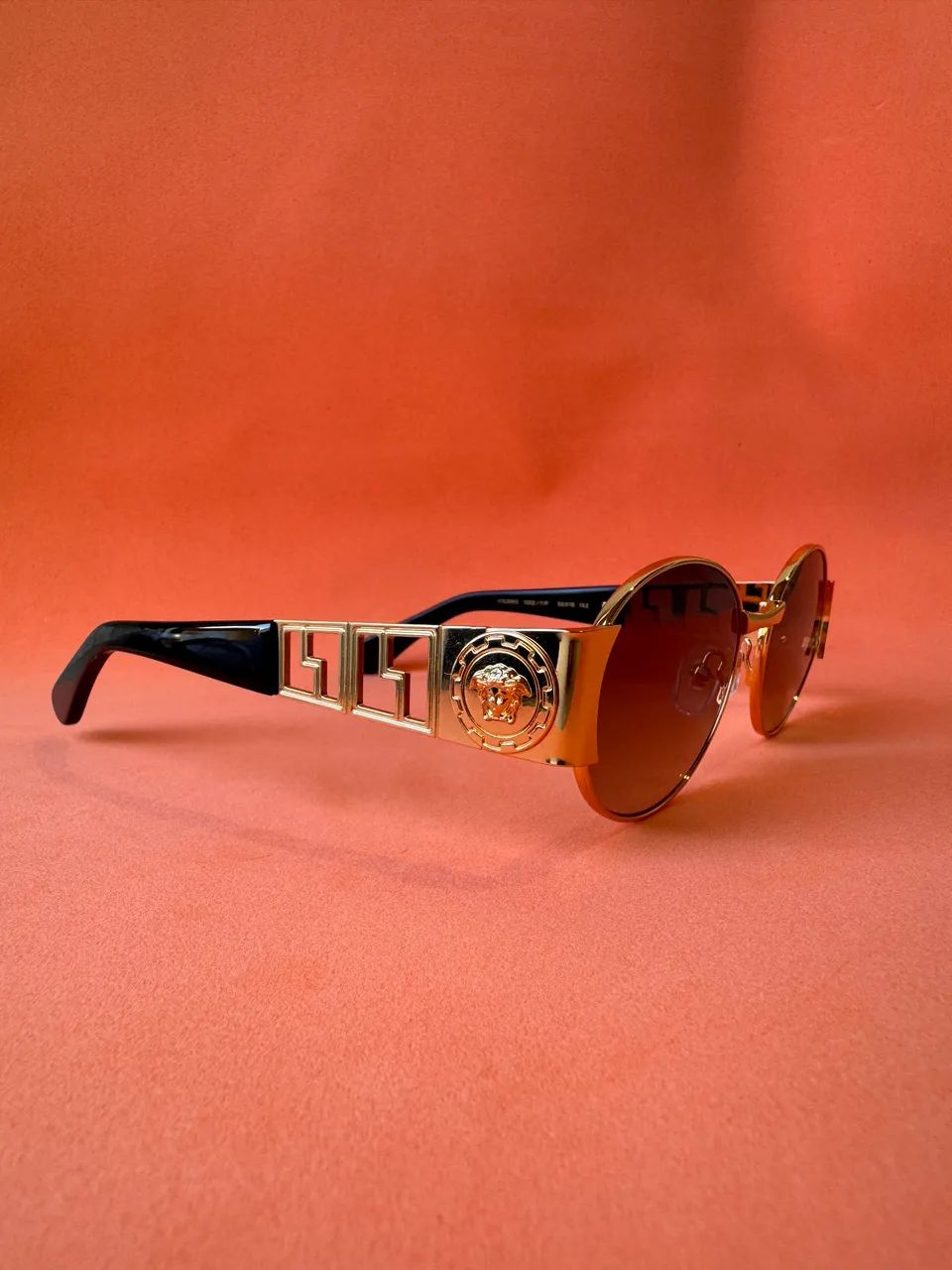 Óculos de sol dourado oval Versace Novo