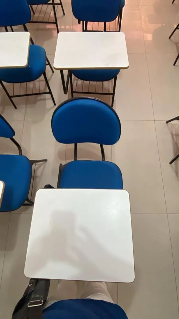 Cadeira escolar acolchoada e com braço em tamanho maior  - Foto 2