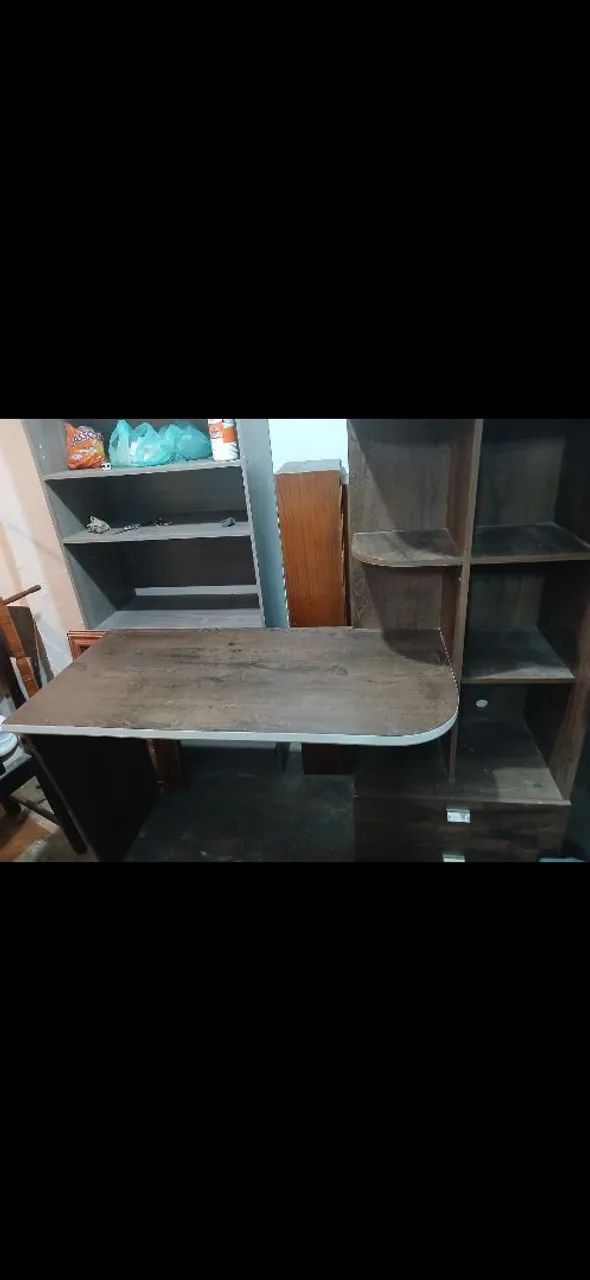 Mesa de computador com gaveta