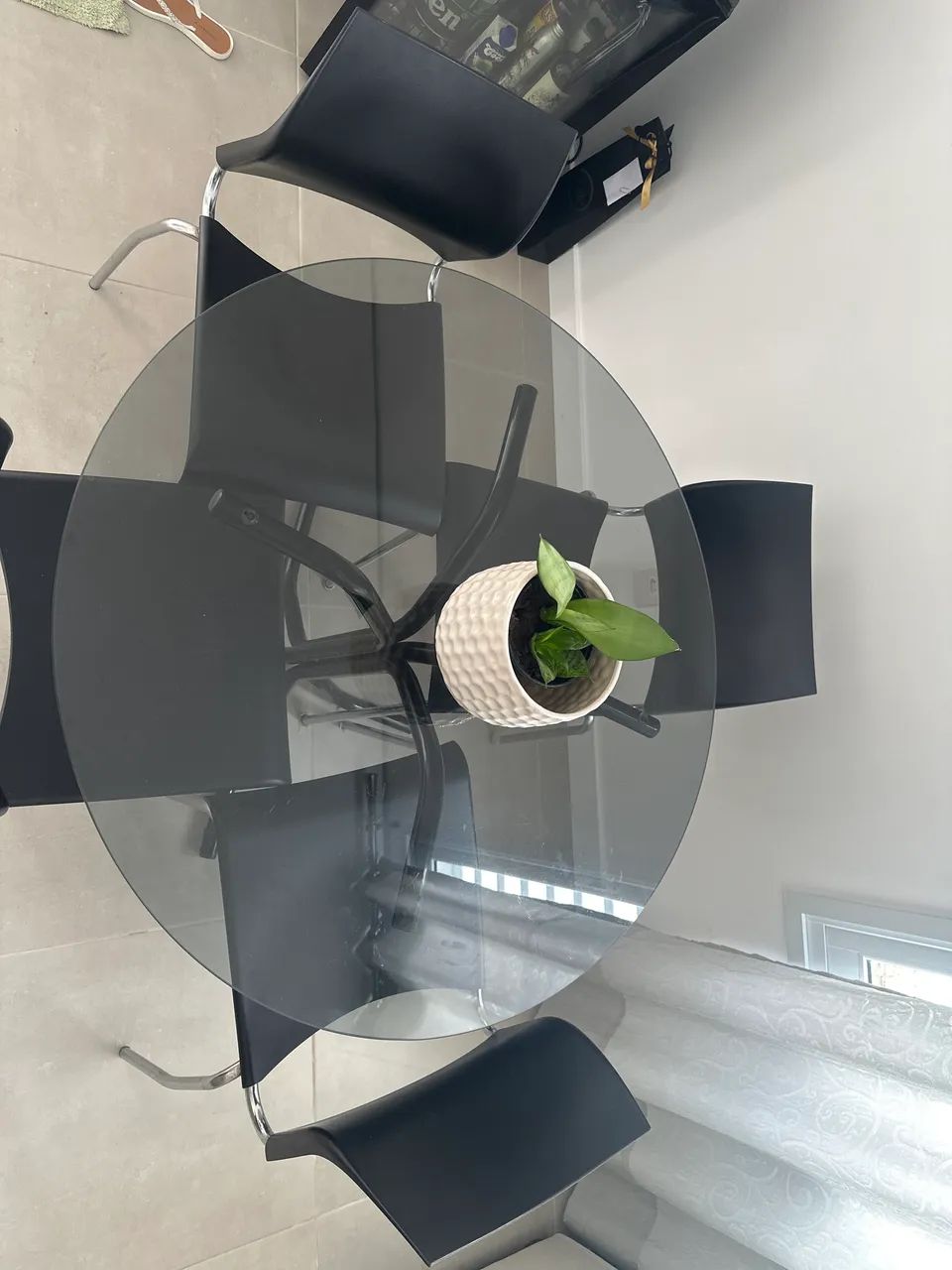 Mesa de vidro com 4 cadeiras  - Foto 3